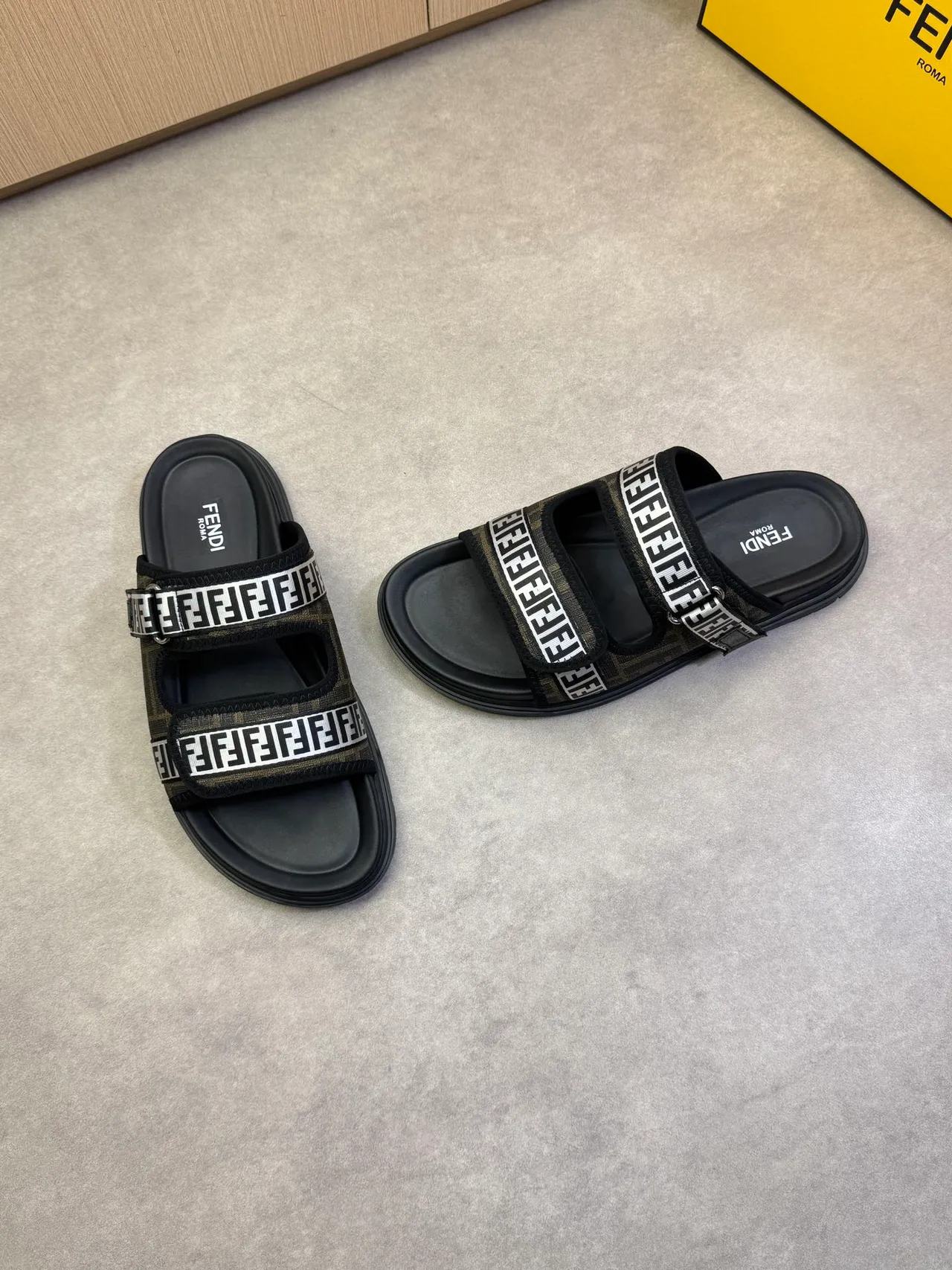 Fendi أسود بني حزام مزدوج شريحة FF المونوجرام شبكة نعال 13