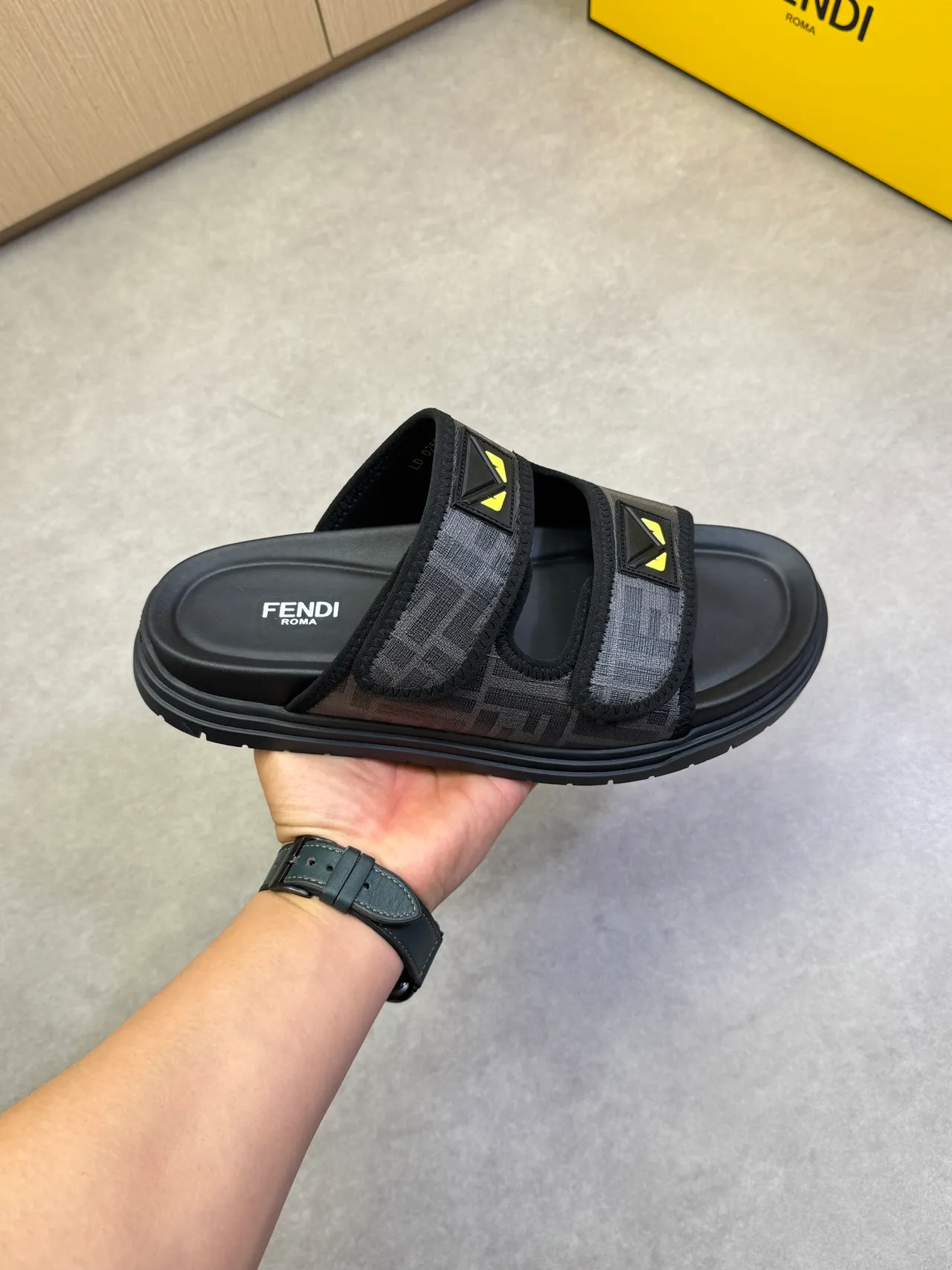 Fendi أسود بني حزام مزدوج شريحة FF المونوجرام شبكة نعال 15