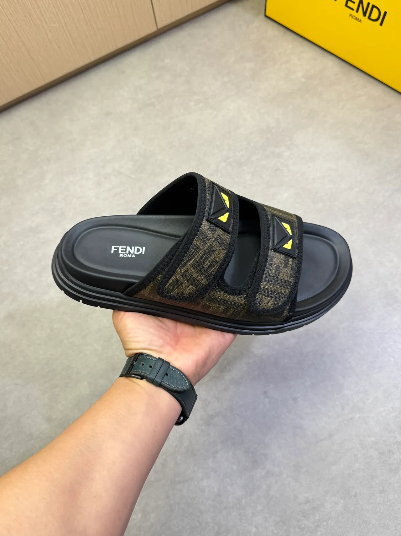 Fendi أسود بني حزام مزدوج شريحة FF المونوجرام شبكة نعال 16