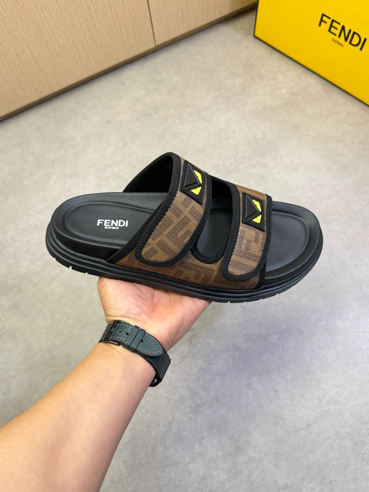 Fendi أسود بني حزام مزدوج شريحة FF المونوجرام شبكة نعال 17