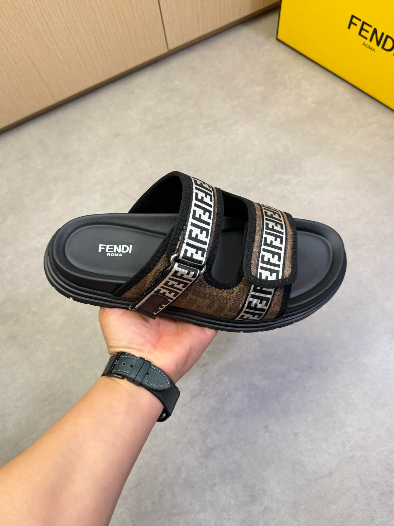 Fendi أسود بني حزام مزدوج شريحة FF المونوجرام شبكة نعال 20