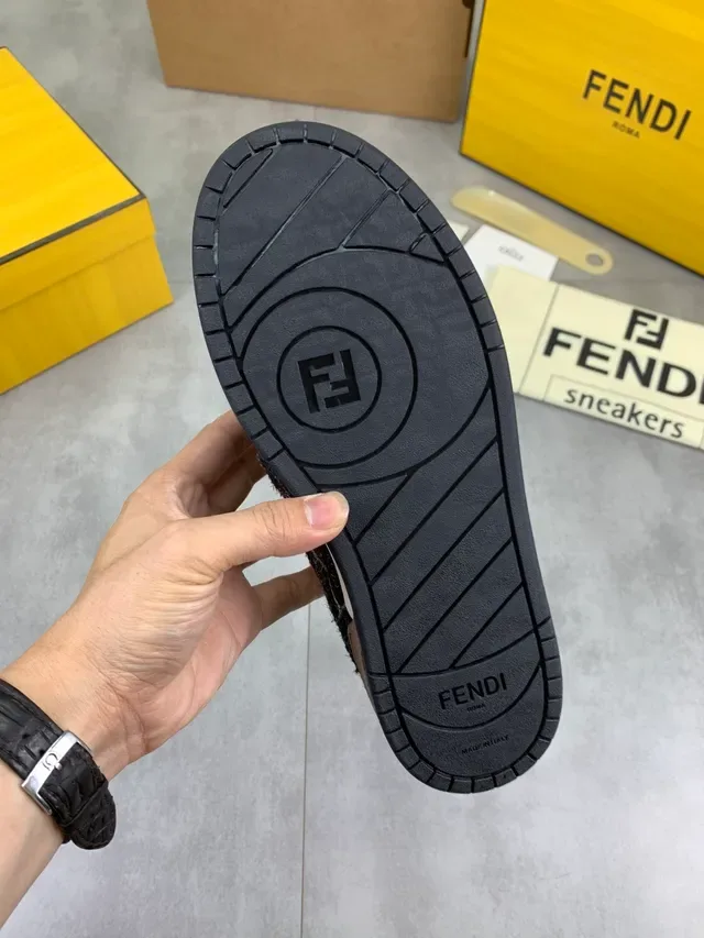 Fendi Sneakers lifestyle avec panels de cuir blanc et upper texturé noir et marron 4