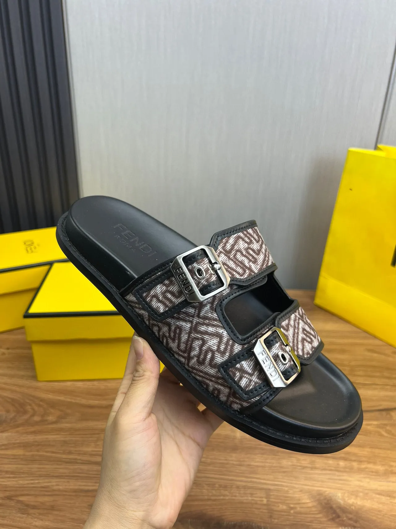 Fendi بني أسود إغلاق مزدوج ستروب قماش مطبوع حذاء منزلي 5
