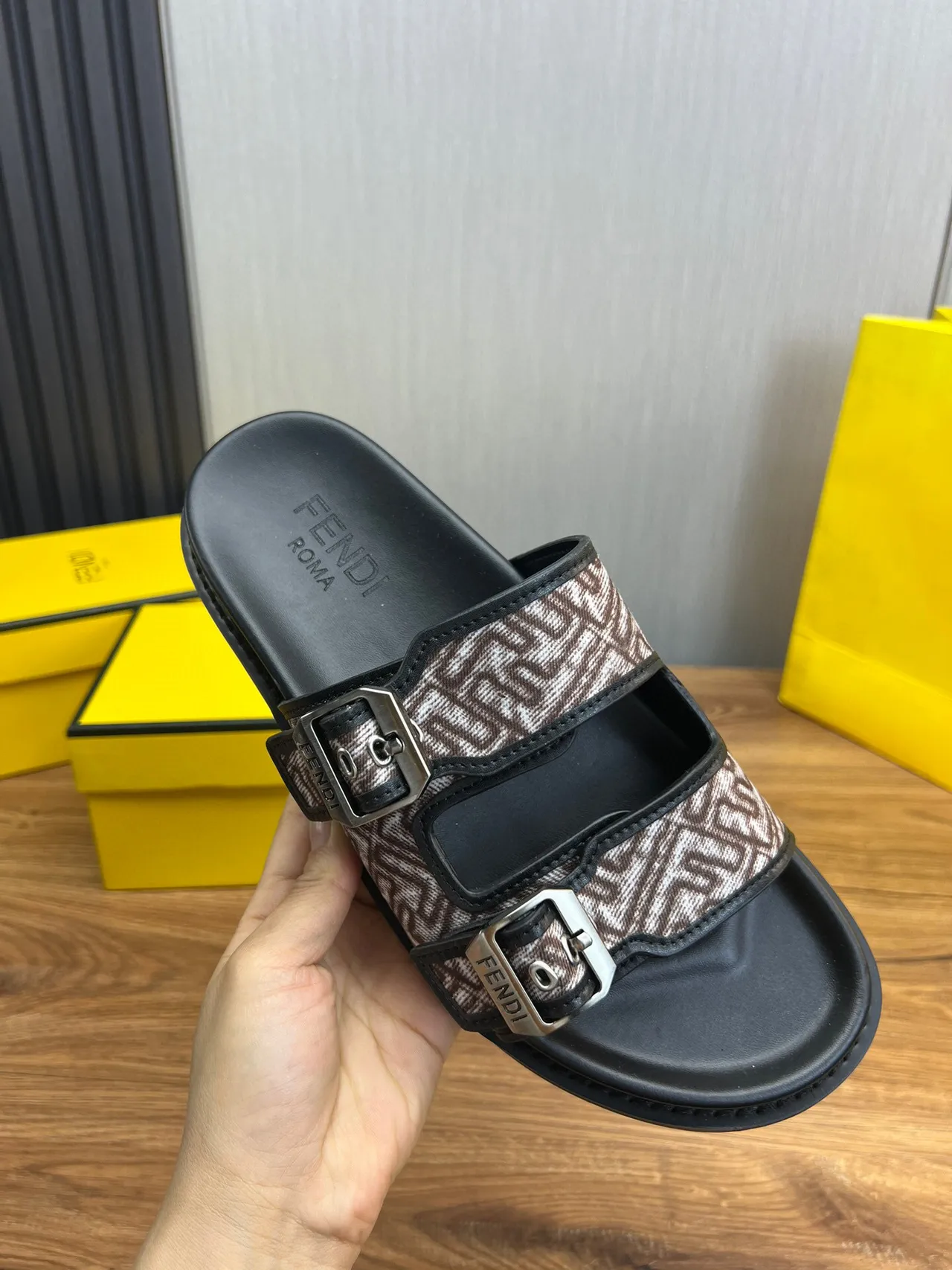 Fendi بني أسود إغلاق مزدوج ستروب قماش مطبوع حذاء منزلي 8