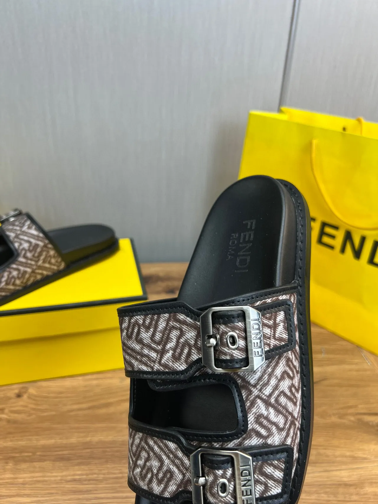 Fendi بني أسود إغلاق مزدوج ستروب قماش مطبوع حذاء منزلي 9