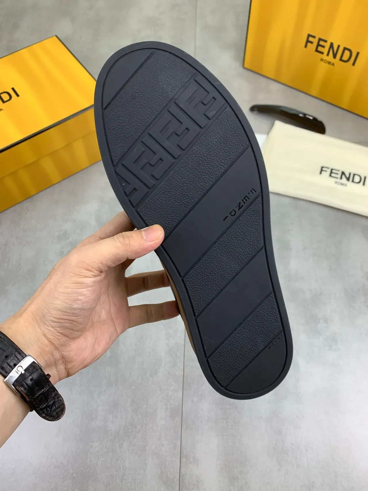 Fendi By The Way Preto Bege Slip-On Couro Superior Tênis Lifestyle 4