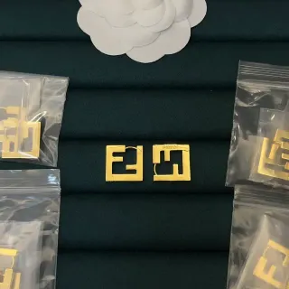 أقراط حلقان Fendi FF لوجو ذهبي اللون