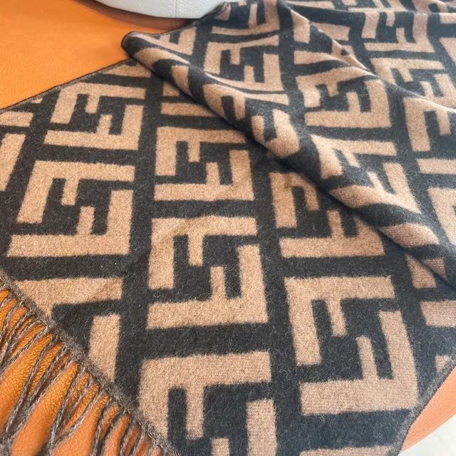 Fendi FF Monogram হালকা বাদামী এবং কালো ক্যাশমির স্কার্ফ 4