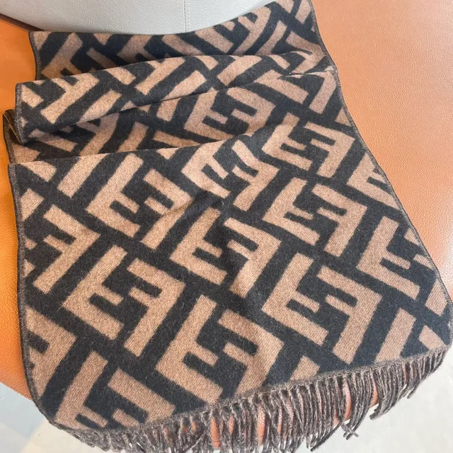 Fendi FF Monogram হালকা বাদামী এবং কালো ক্যাশমির স্কার্ফ 6