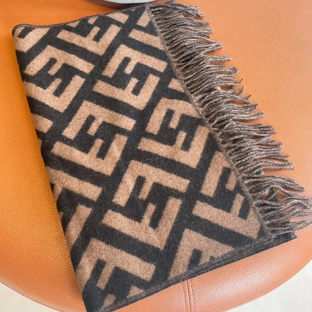 Fendi FF Monogram হালকা বাদামী এবং কালো ক্যাশমির স্কার্ফ 7