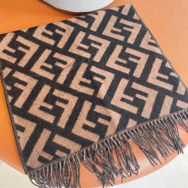 Fendi FF Monogram হালকা বাদামী এবং কালো ক্যাশমির স্কার্ফ 8