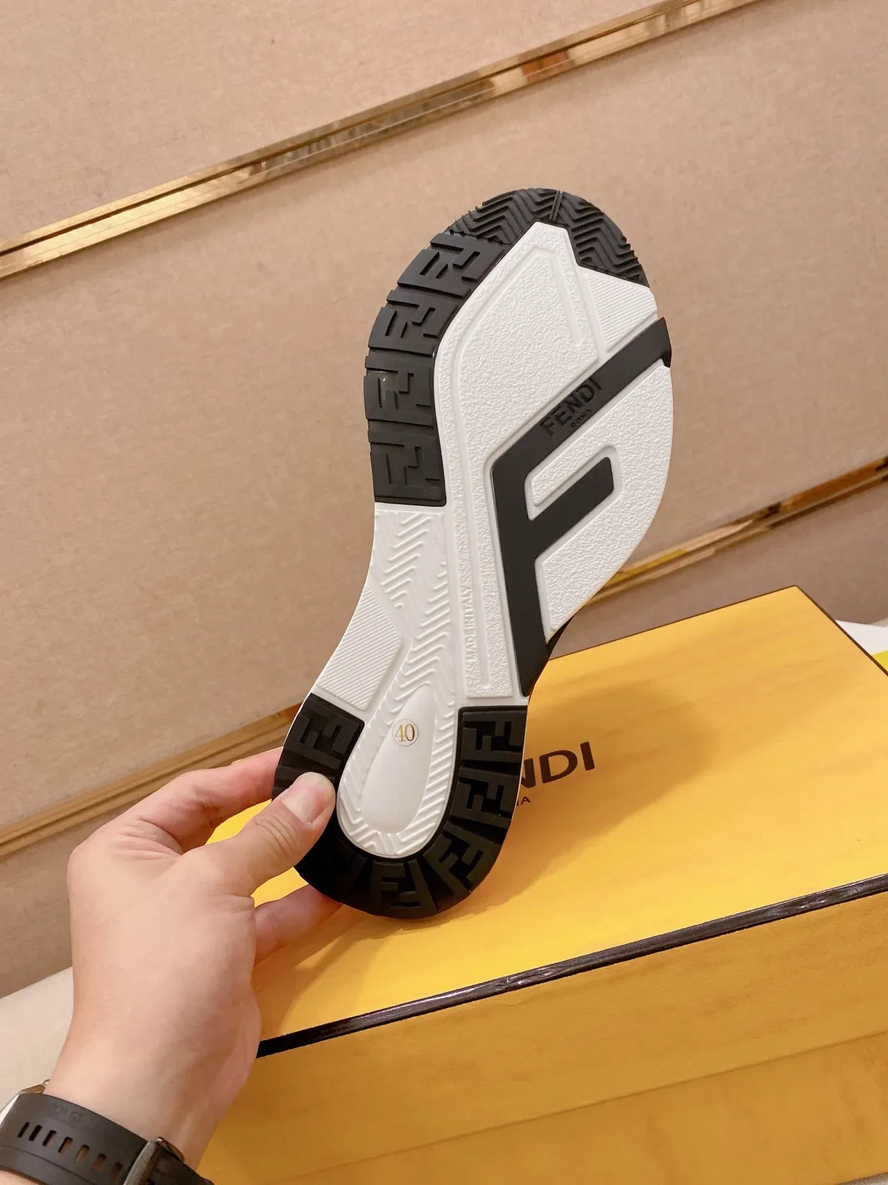 Fendi First भूरा बेज बहु-मटेरियल अपर स्कल्प्टेड मिडसोल लाइफस्टाइल स्नीकर 2