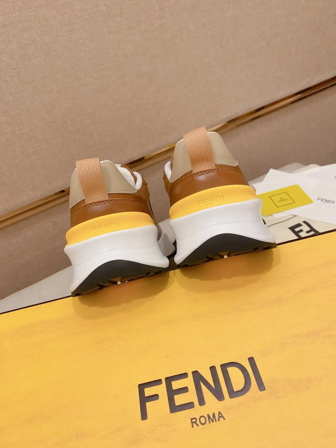 Fendi First भूरा बेज बहु-मटेरियल अपर स्कल्प्टेड मिडसोल लाइफस्टाइल स्नीकर 3