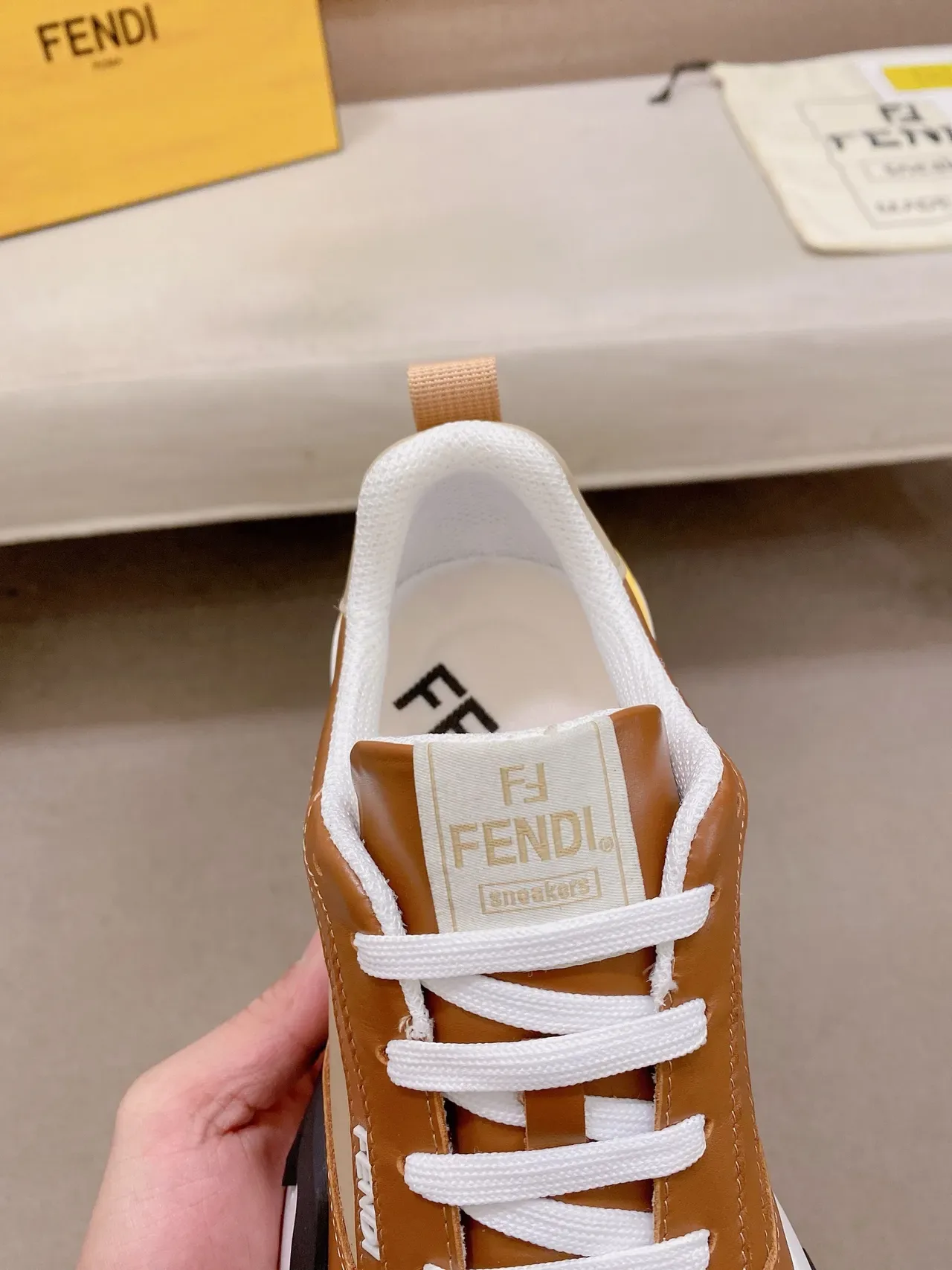 Fendi First भूरा बेज बहु-मटेरियल अपर स्कल्प्टेड मिडसोल लाइफस्टाइल स्नीकर 4