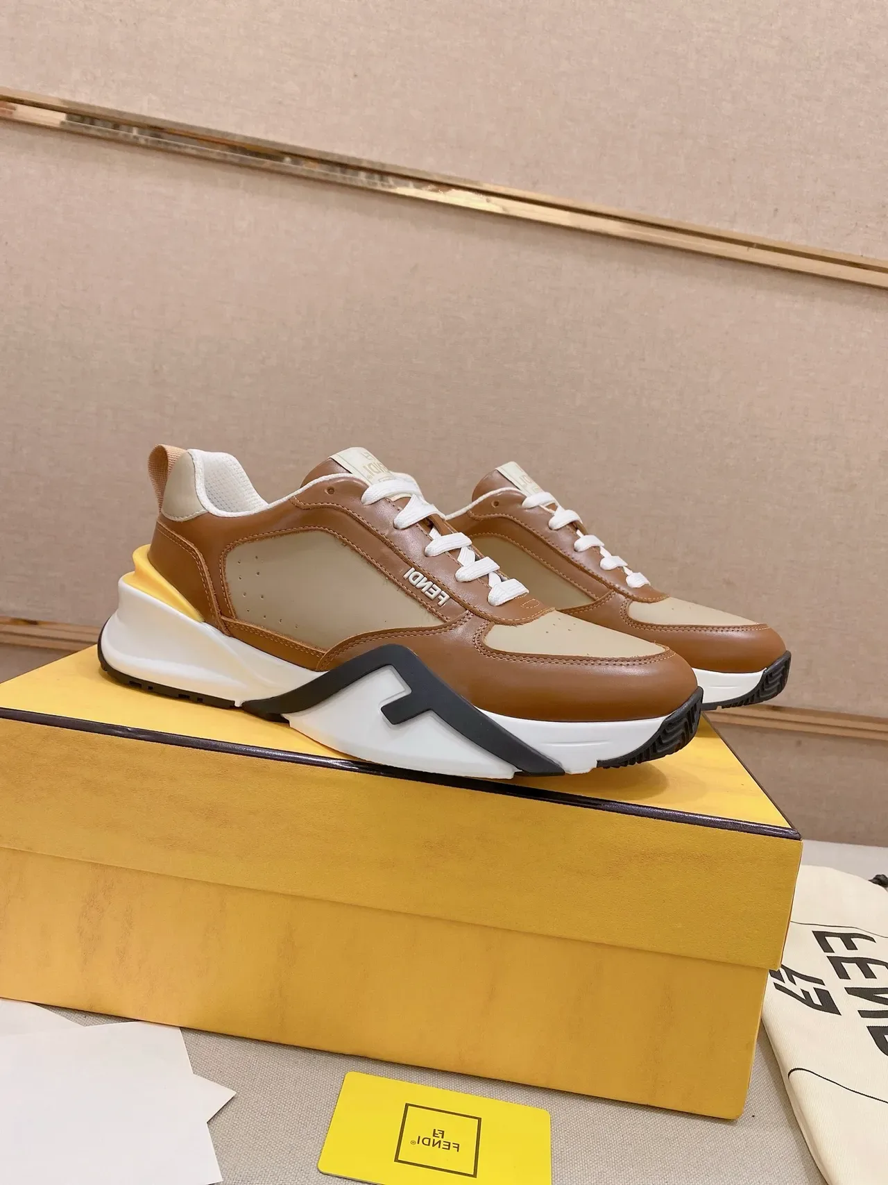 Fendi First भूरा बेज बहु-मटेरियल अपर स्कल्प्टेड मिडसोल लाइफस्टाइल स्नीकर 5