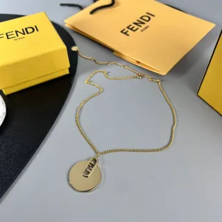 قلادة Fendi سلسلة كيرب ذهبية مع قرص دائري