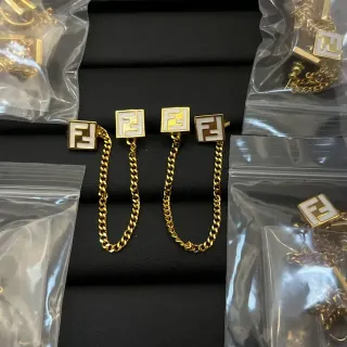 أقراط Fendi ذهبي أبيض شعار مربع studs إنليه
