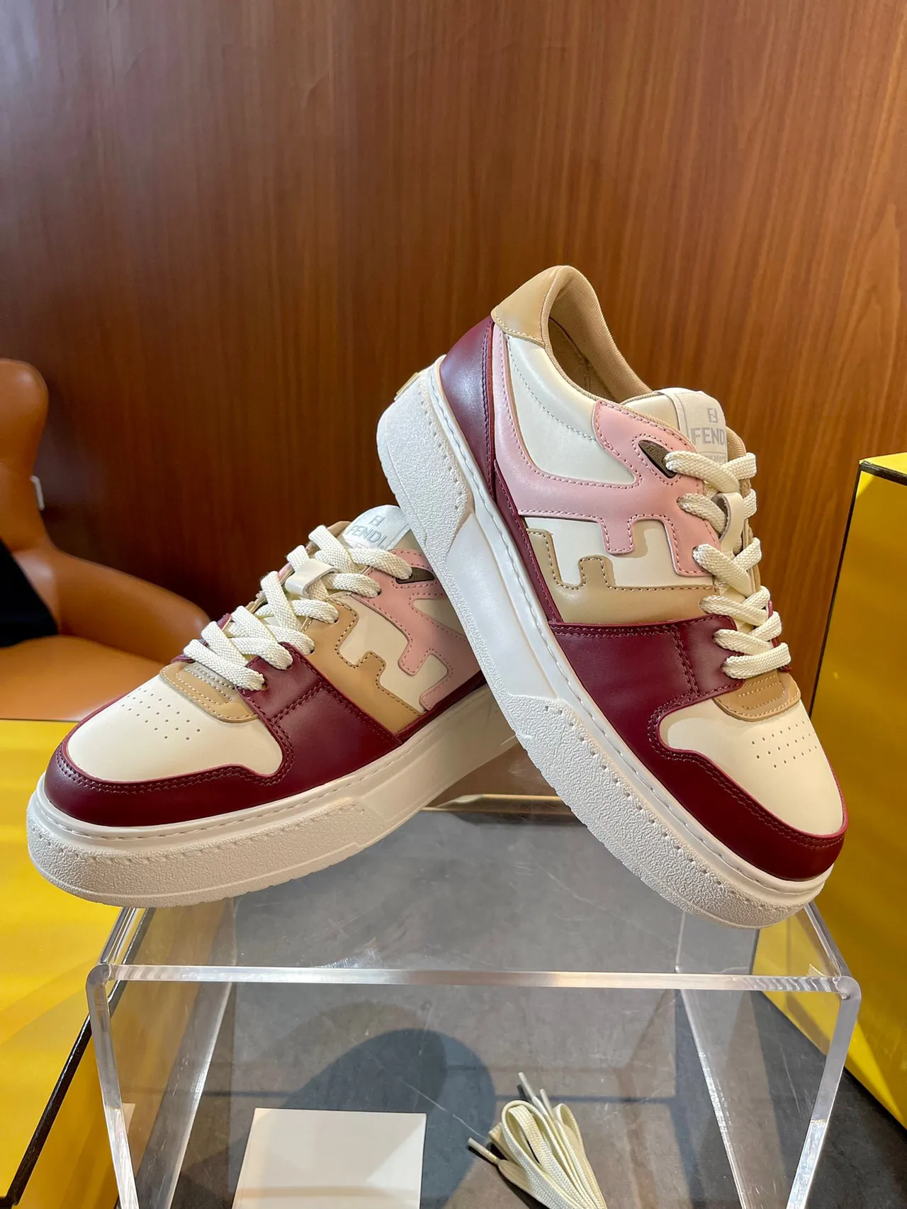Fendi Múlti-panel Burdeos Beige Rosa Estilo de vida Zapatillas deportivas 5