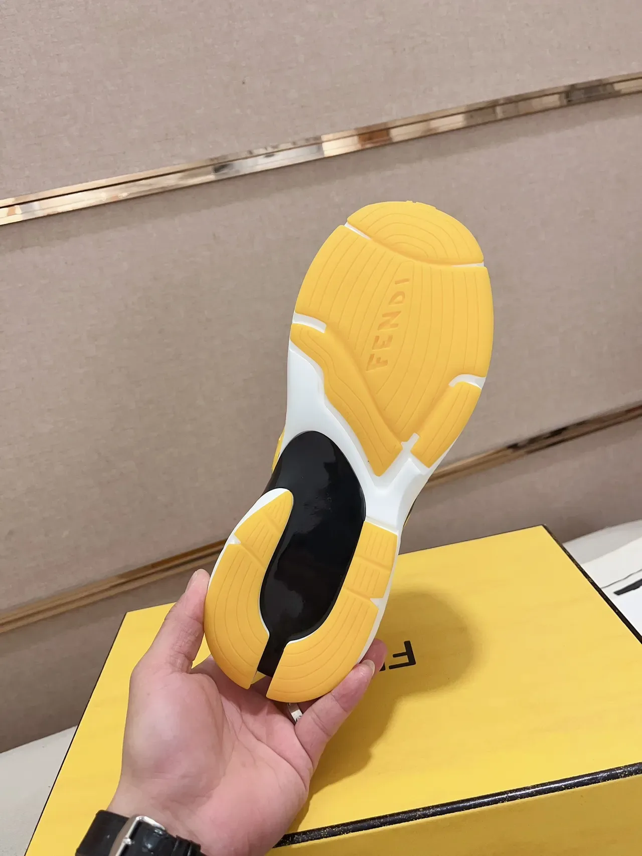 Fendi Blanc Jaune Chunky Sculpted Midsole Maillage et Cuir Sneakers Lifestyle 2