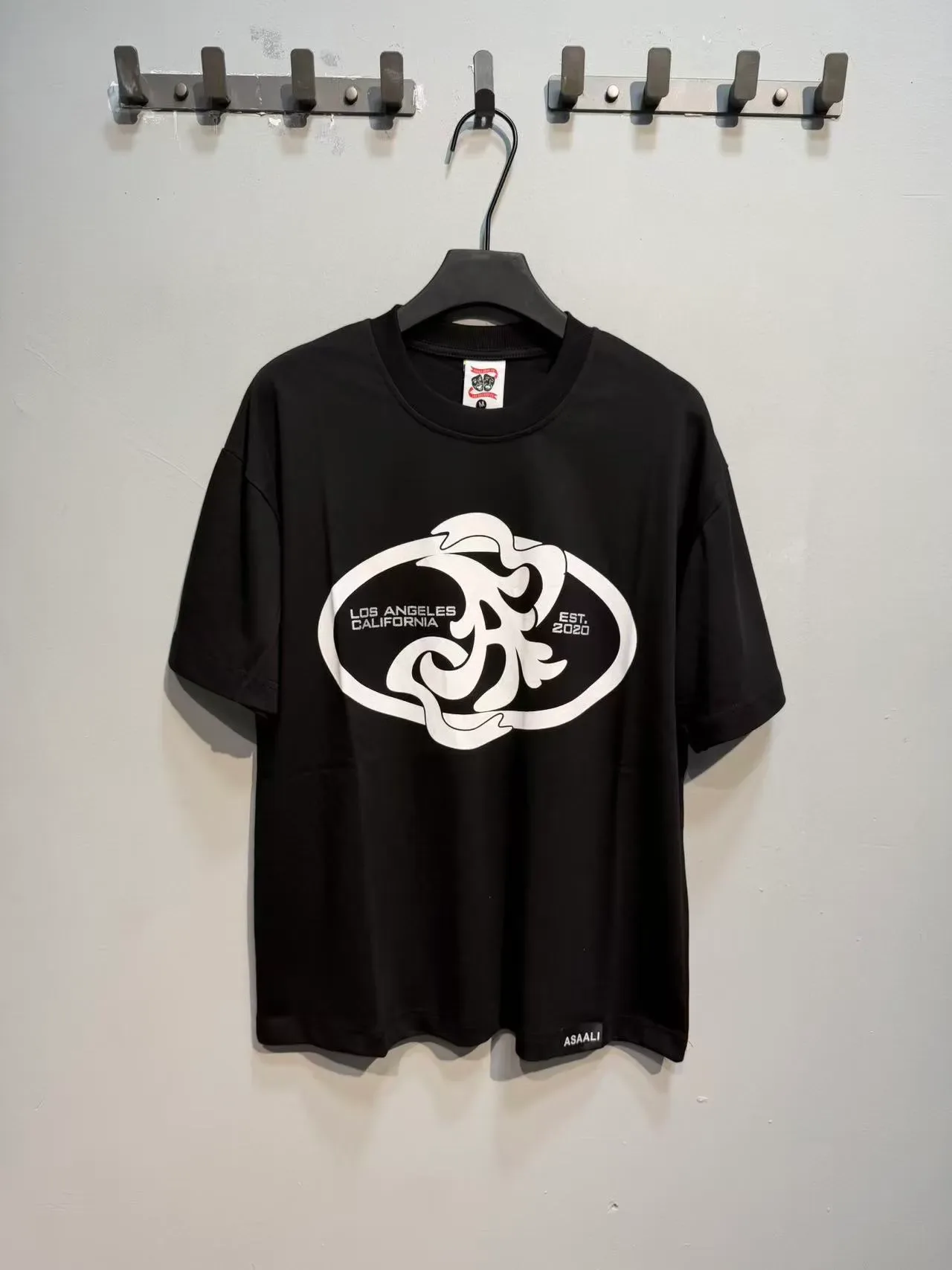 T-shirt noir imprimé graphique ASAALI Los Angeles Californie Est. 2020 5