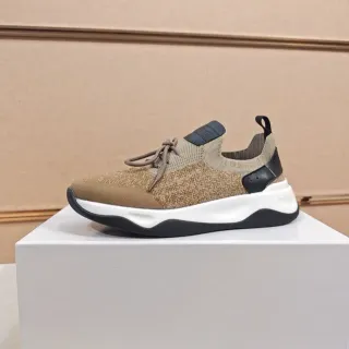 حذاء رياضي بيج أسود مع upper محبوك و midsole منحوتة