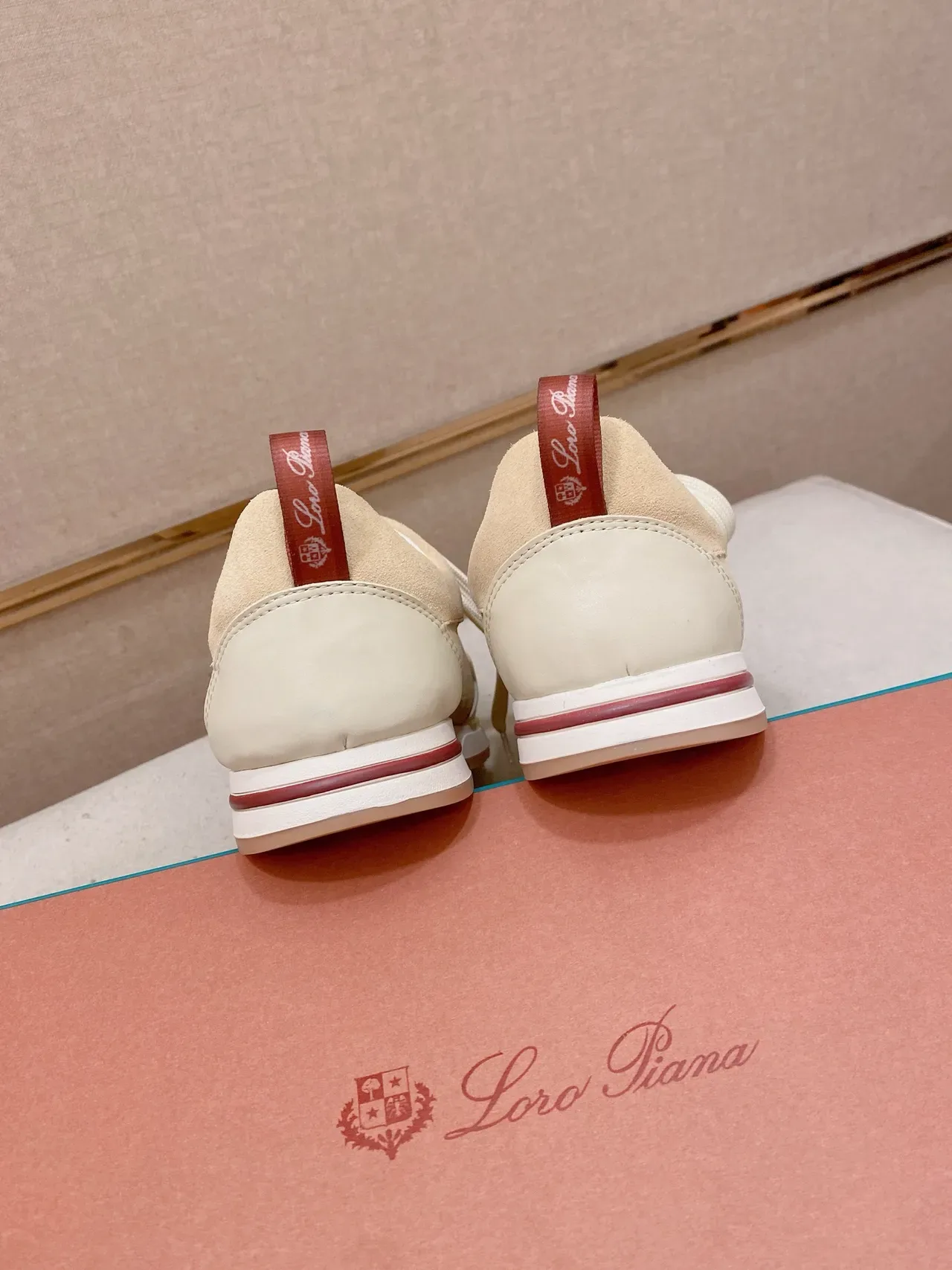Sneakers Beige Rouge Suede Contraste Toe Cap 3