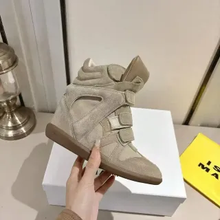 حذاء رياضي بيج سويدي مع إغلاق حزام ومنصة ويدج عالية للستايل اليومي