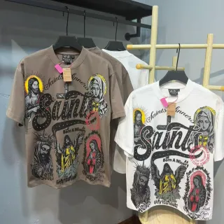 Camiseta beige y blanca de corte oversize con estampado de iconografía religiosa de múltiples figuras