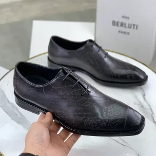 Berluti काली पॉलिश्ड लेदर स्क्वेयर टो ऑक्सफोर्ड जूते