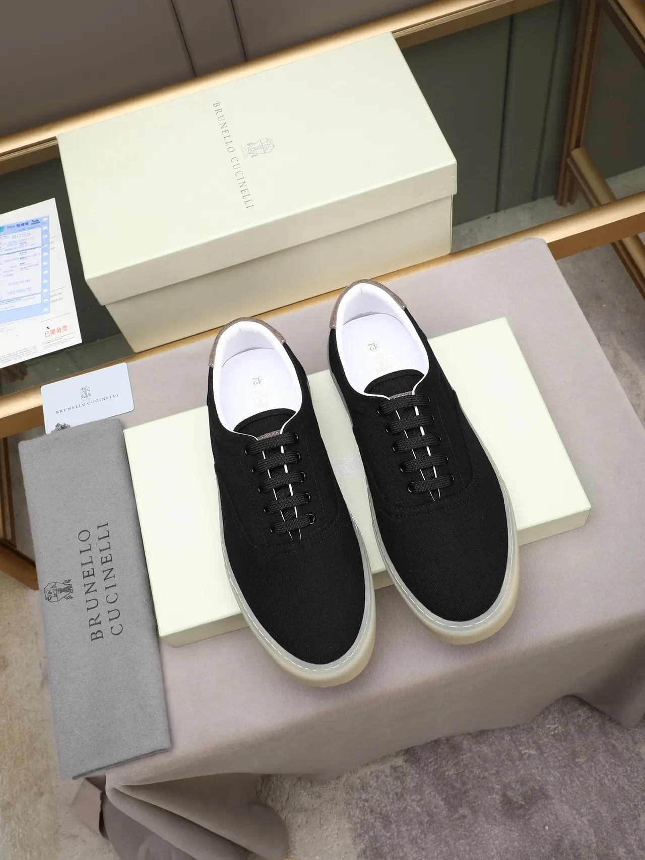 Tênis casuais low top de lona preto e bege 2