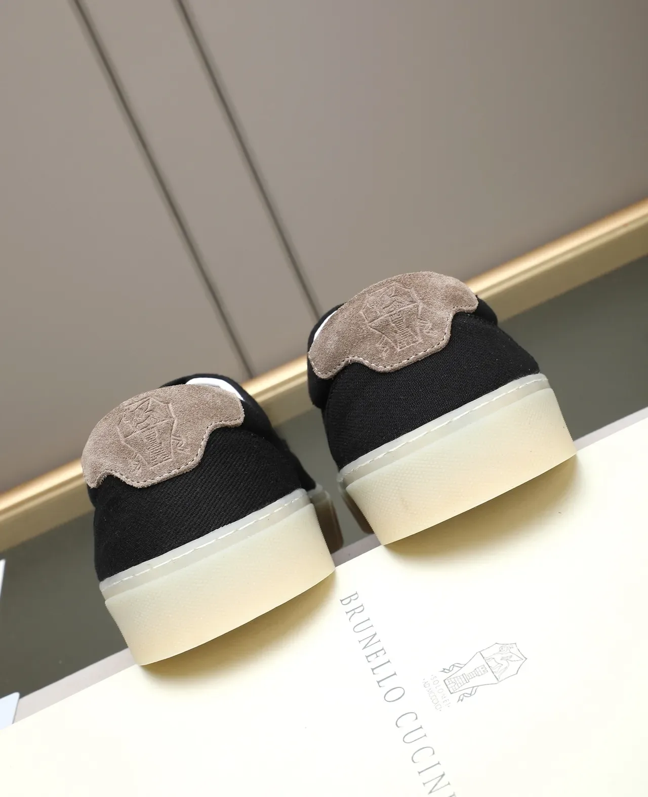 Tênis casuais low top de lona preto e bege 3