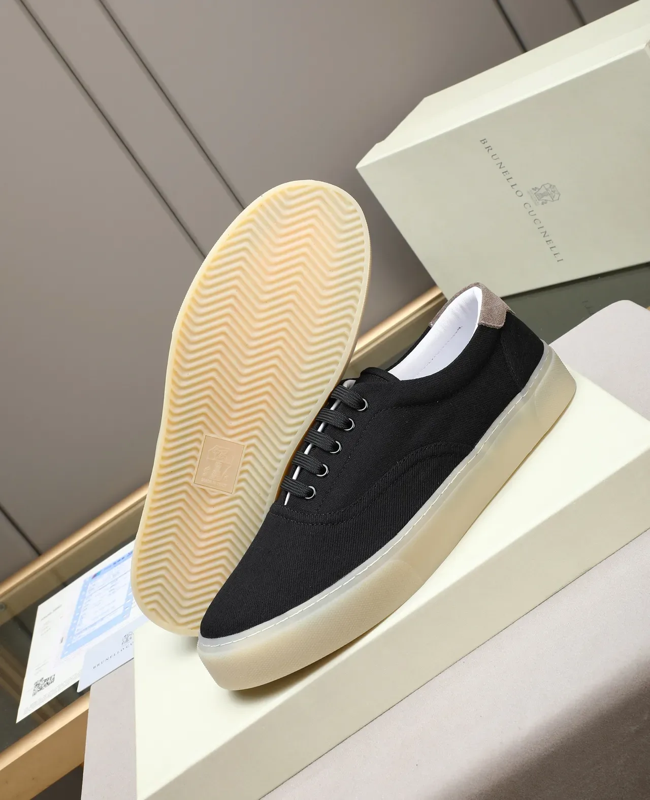 Tênis casuais low top de lona preto e bege 4