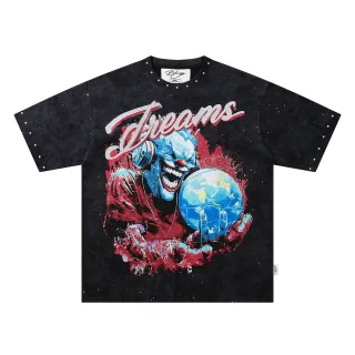Camiseta oversize negra con estampado gráfico y tachuelas
