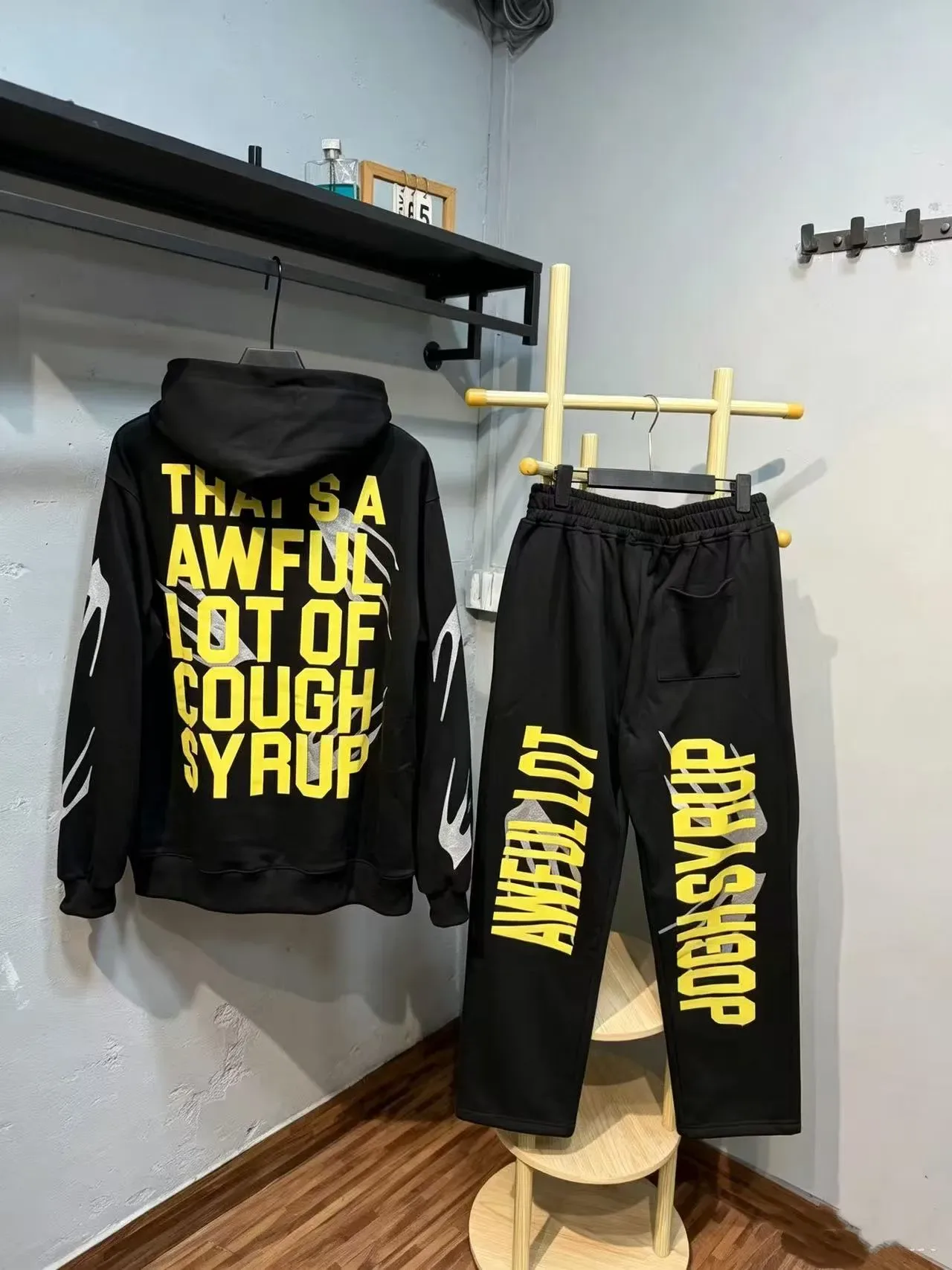Hoodie et pantalons de jogging avec motif graphique d'hirondelle en noir 2