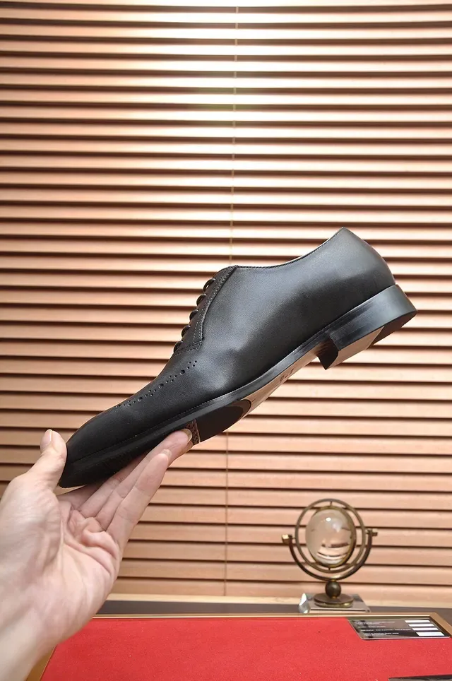 Brogue de cuero negro con cordones cerrados estilo Oxford 5
