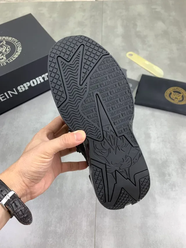 Zapatilla Lifestyle Negra con Malla y Superposición Sintética 2
