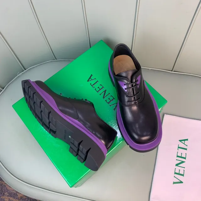 Chaussures Oxford noires et violettes avec semelle de plateforme chunky et accent sur la semelle intermédiaire 2