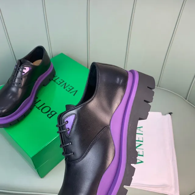 Chaussures Oxford noires et violettes avec semelle de plateforme chunky et accent sur la semelle intermédiaire 3