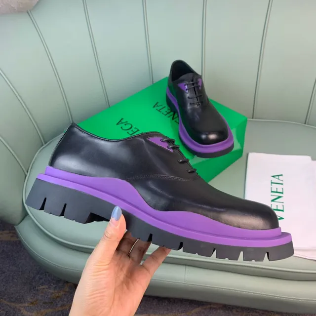 Chaussures Oxford noires et violettes avec semelle de plateforme chunky et accent sur la semelle intermédiaire 4