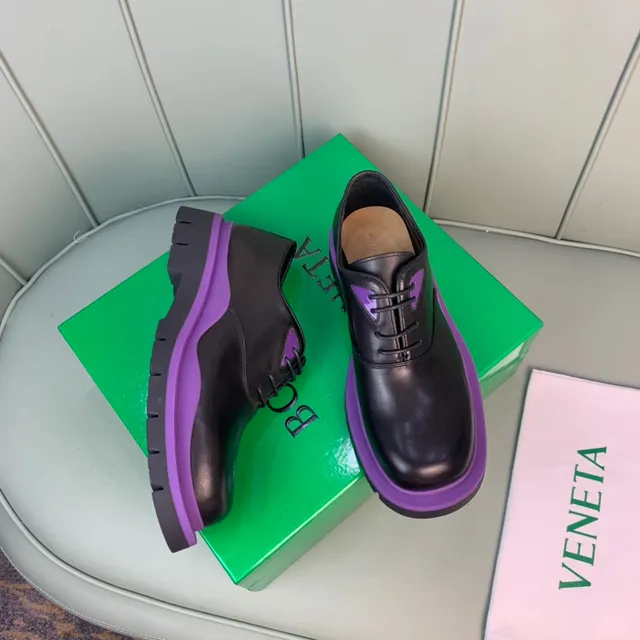 Chaussures Oxford noires et violettes avec semelle de plateforme chunky et accent sur la semelle intermédiaire 5