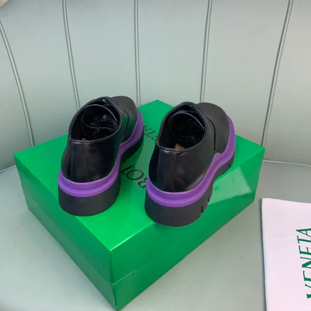 Chaussures Oxford noires et violettes avec semelle de plateforme chunky et accent sur la semelle intermédiaire 6