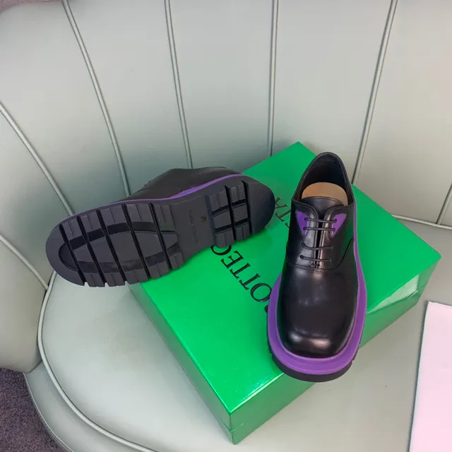 Chaussures Oxford noires et violettes avec semelle de plateforme chunky et accent sur la semelle intermédiaire 7