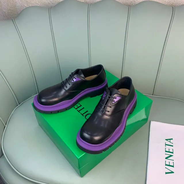 Chaussures Oxford noires et violettes avec semelle de plateforme chunky et accent sur la semelle intermédiaire 8