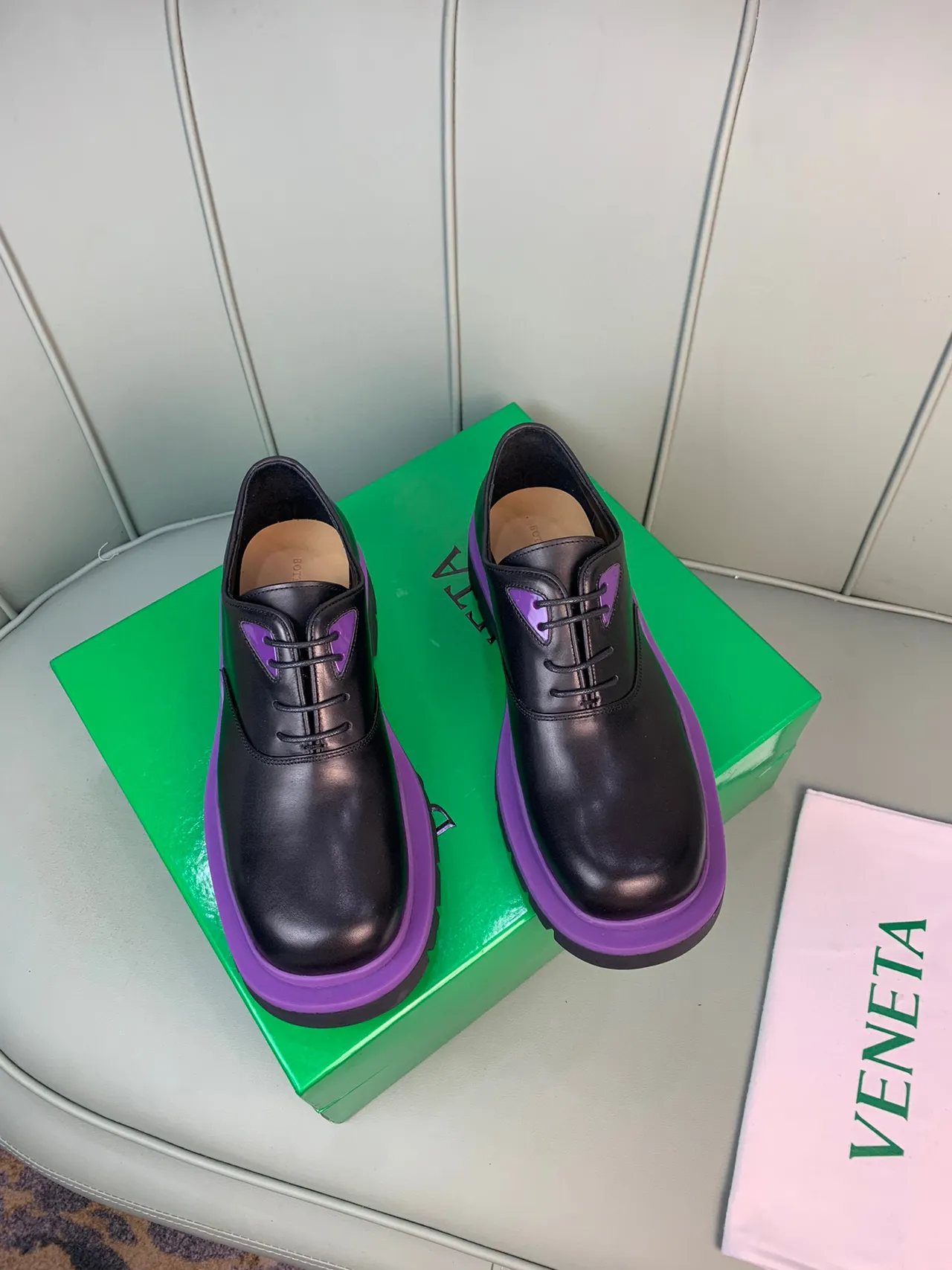 Chaussures Oxford noires et violettes avec semelle de plateforme chunky et accent sur la semelle intermédiaire 9