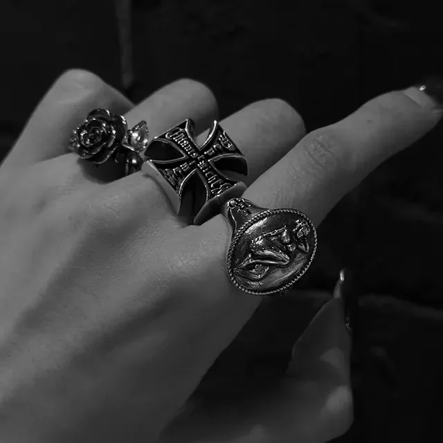 Black Silver Oval Bezel Figurative Relief Sculpture Ring 2