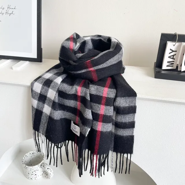 Cachecol de cashmere xadrez preto branco cinza com franjas 7