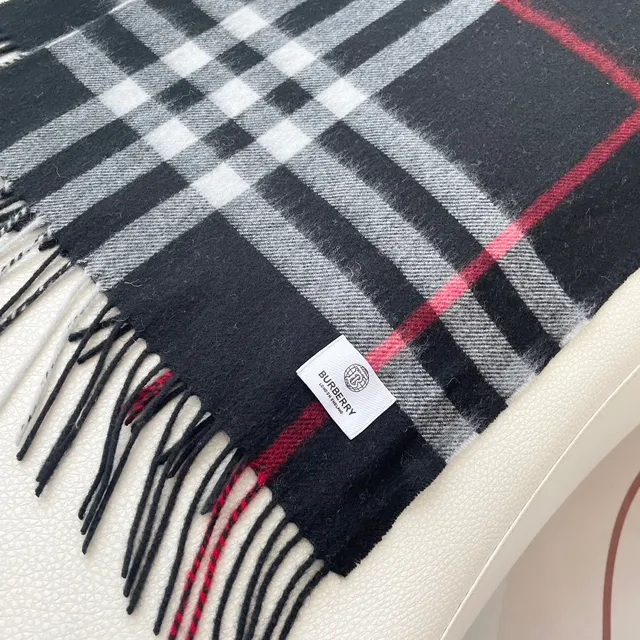 Cachecol de cashmere xadrez preto branco cinza com franjas 9