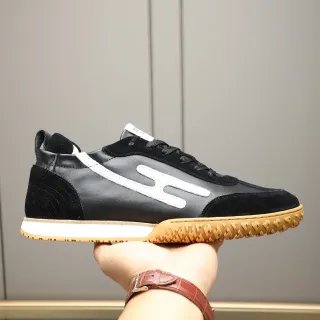 Zapatillas negras y blancas de ante y cuero con paneles de material mixto