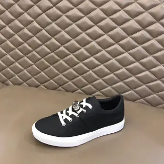 حذاء رياضي أسود أبيض نسيج علوي مع أربطة مسطحة