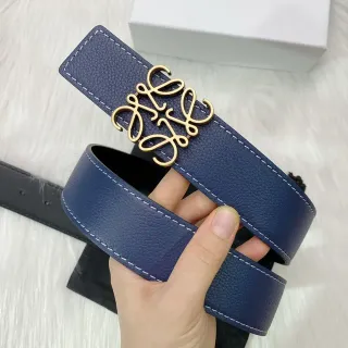حزام جلد أزرق ذهبي نصي مع نسيج حصى أبيض خياط متعارض